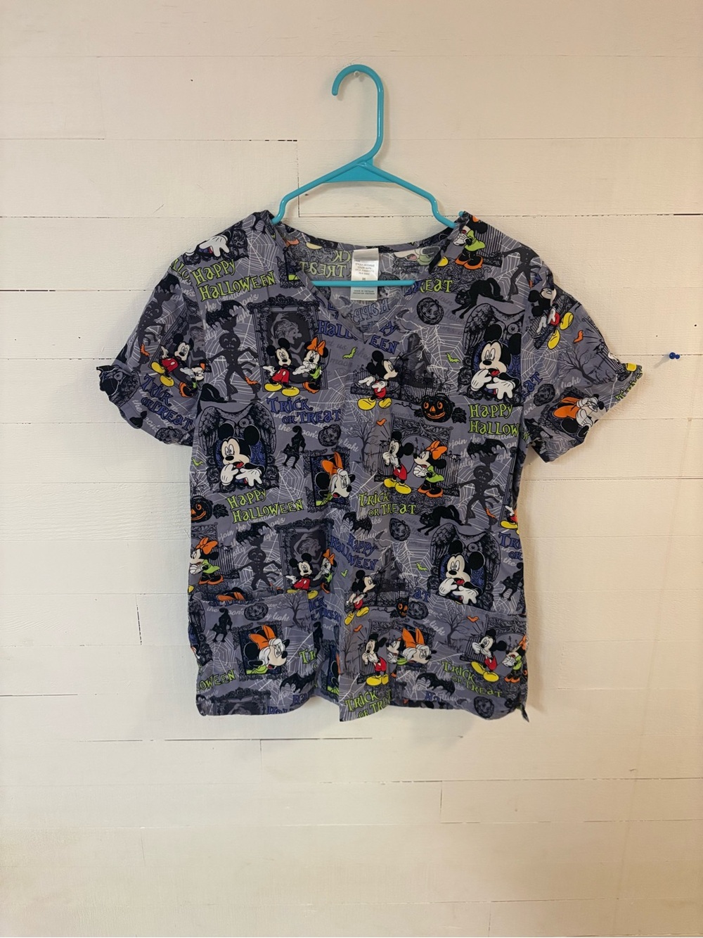 Disney Halloween Mickey Mouse Trick or Treat Scrub Top Size M Gray